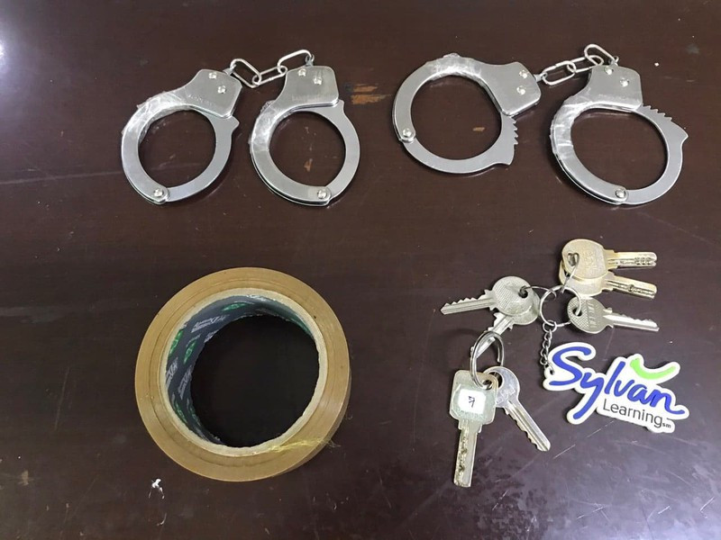 Xưng là cảnh sát, còng tay bảo vệ trường Sylvan để trộm, cướp ảnh 2