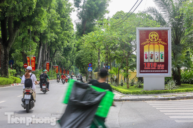 Phố phường rợp cờ hoa chào mừng 1010 năm Thăng Long - Hà Nội ảnh 8