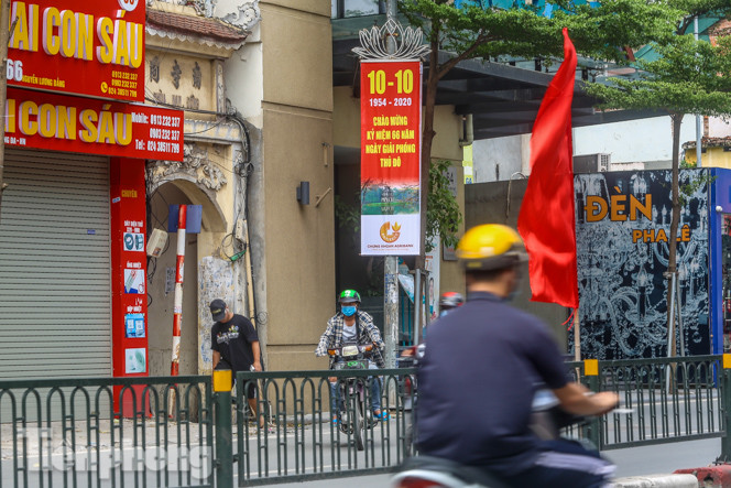 Phố phường rợp cờ hoa chào mừng 1010 năm Thăng Long - Hà Nội ảnh 15