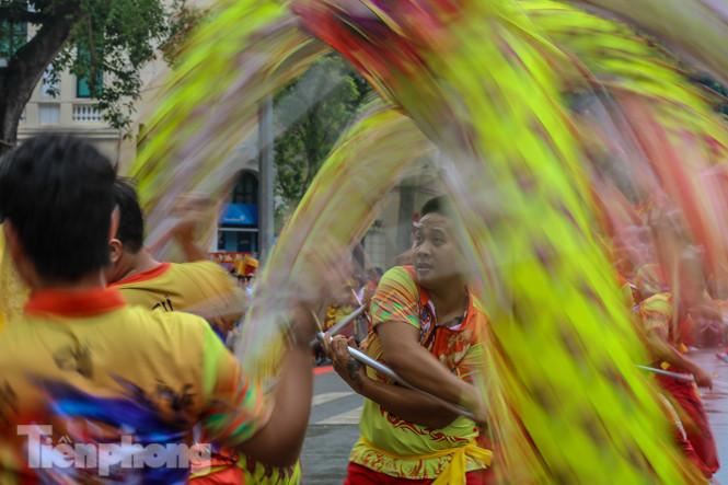 Chiêm ngưỡng 'rồng bay' trên phố đi bộ hồ Hoàn Kiếm ảnh 9