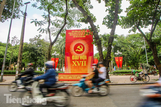 Phố phường rợp cờ hoa chào mừng 1010 năm Thăng Long - Hà Nội ảnh 7