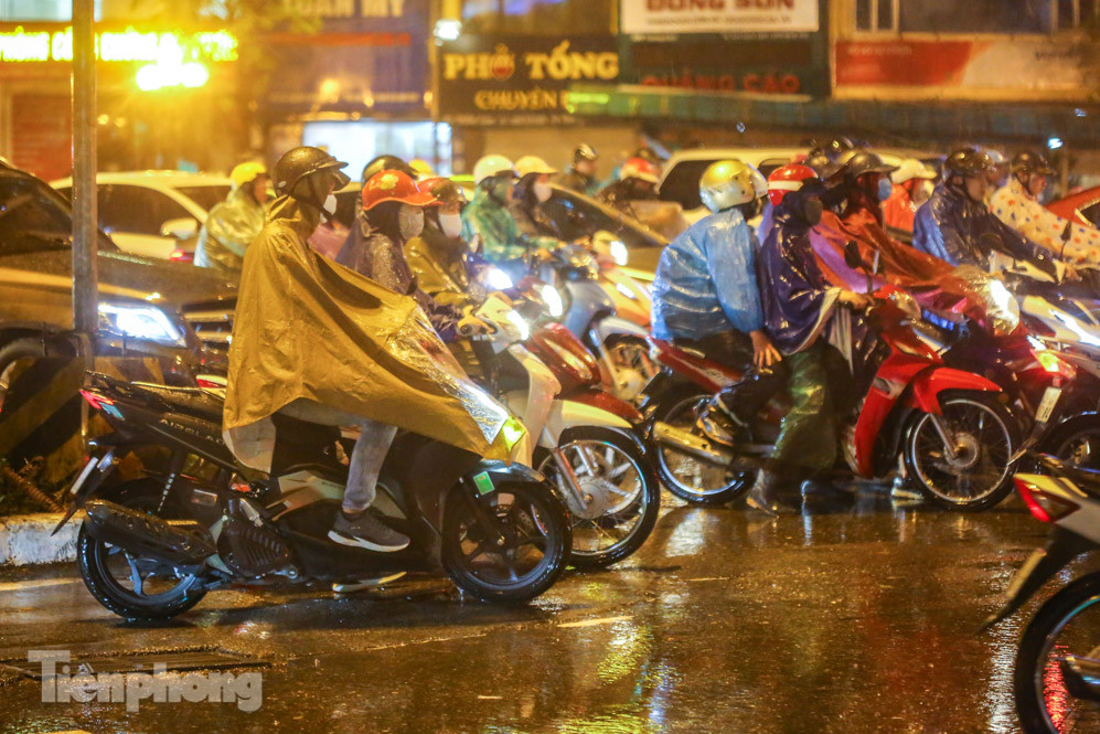 Người dân Thủ đô 'vật vã' về nhà trong cơn mưa tầm tã ảnh 14
