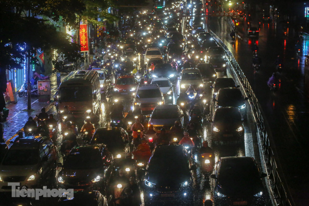 Người dân Thủ đô 'vật vã' về nhà trong cơn mưa tầm tã ảnh 15