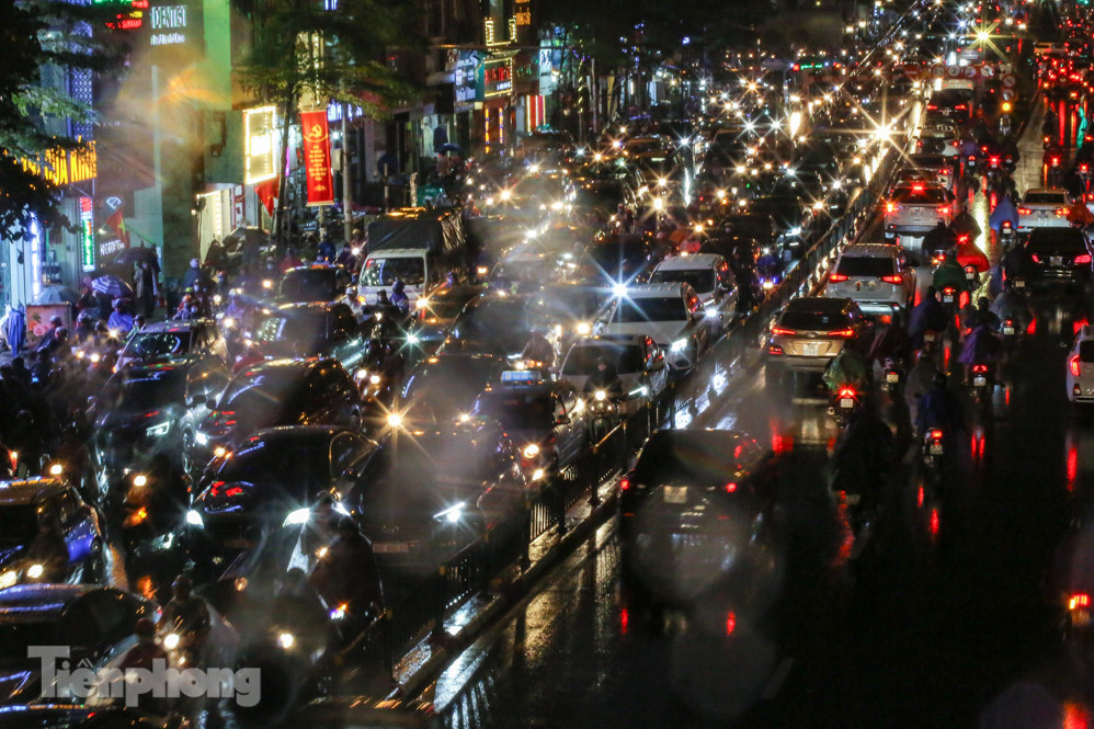 Người dân Thủ đô 'vật vã' về nhà trong cơn mưa tầm tã ảnh 17