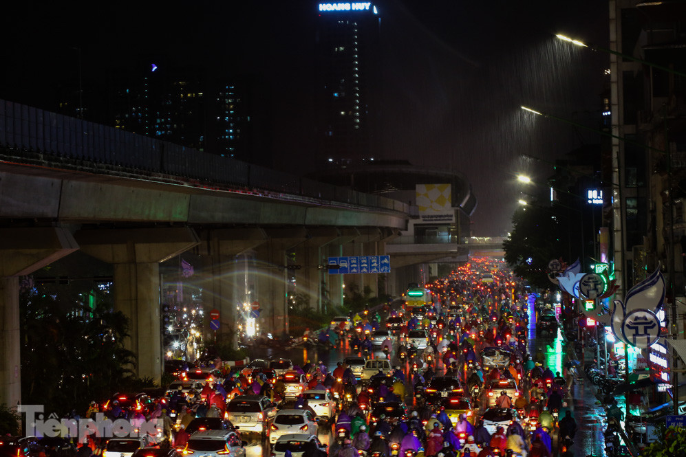 Người dân Thủ đô 'vật vã' về nhà trong cơn mưa tầm tã ảnh 10