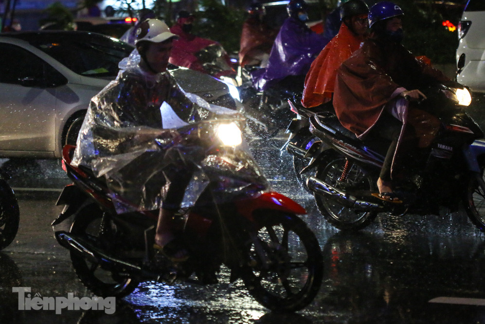 Người dân Thủ đô 'vật vã' về nhà trong cơn mưa tầm tã ảnh 13