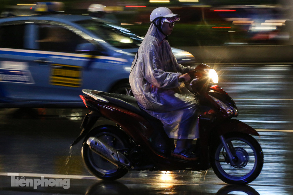 Người dân Thủ đô 'vật vã' về nhà trong cơn mưa tầm tã ảnh 12