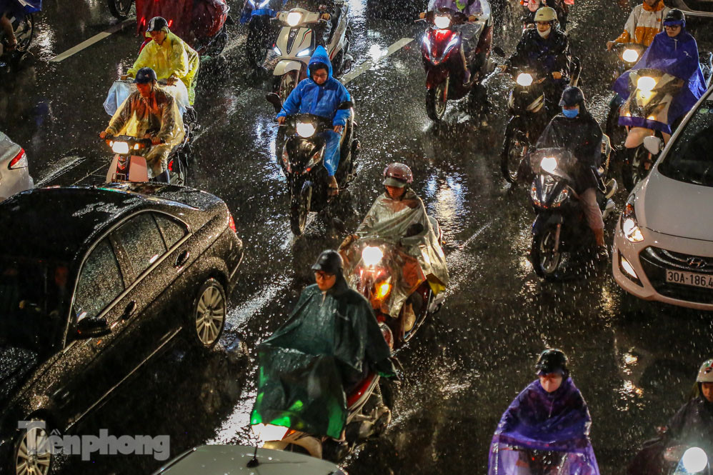 Người dân Thủ đô 'vật vã' về nhà trong cơn mưa tầm tã ảnh 1