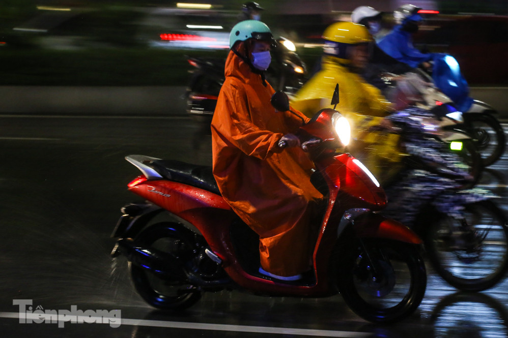 Người dân Thủ đô 'vật vã' về nhà trong cơn mưa tầm tã ảnh 11