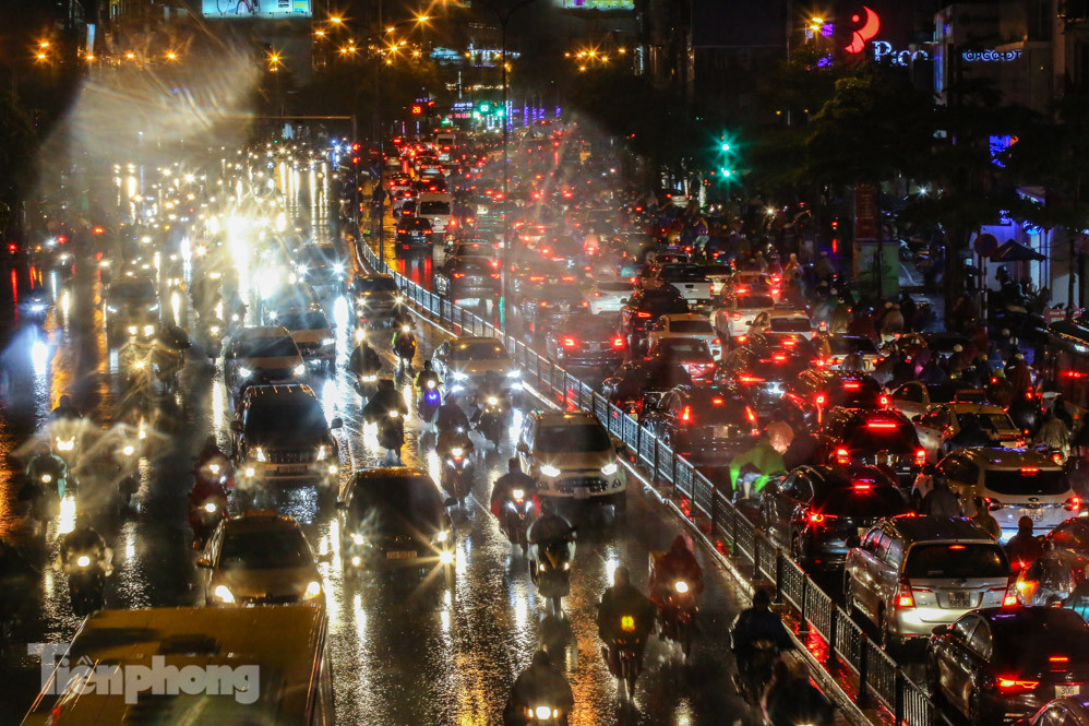 Người dân Thủ đô 'vật vã' về nhà trong cơn mưa tầm tã ảnh 16