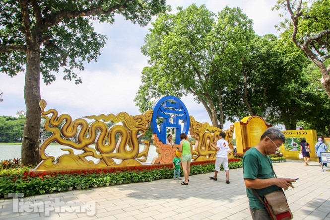 Phố phường rợp cờ hoa chào mừng 1010 năm Thăng Long - Hà Nội ảnh 10