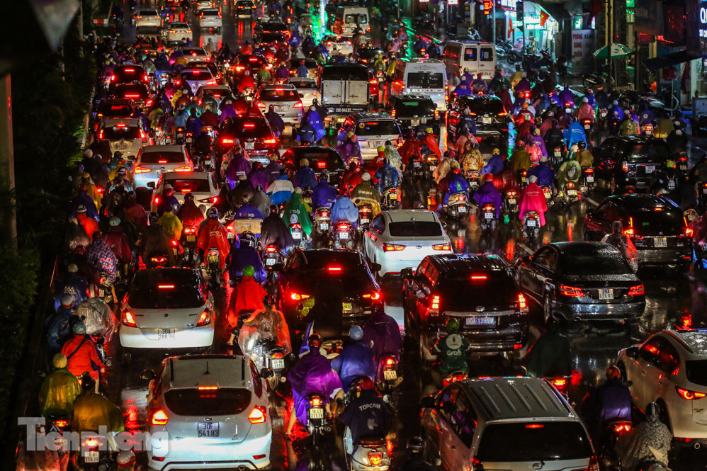Người dân Thủ đô 'vật vã' về nhà trong cơn mưa tầm tã ảnh 5