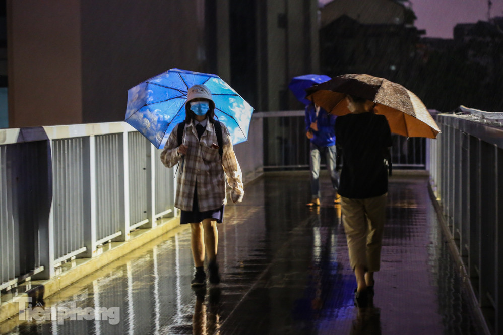 Người dân Thủ đô 'vật vã' về nhà trong cơn mưa tầm tã ảnh 9