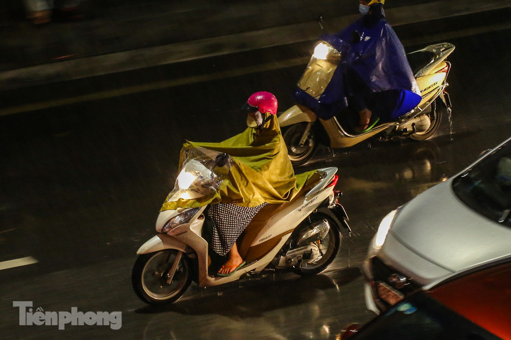 Người dân Thủ đô 'vật vã' về nhà trong cơn mưa tầm tã ảnh 3