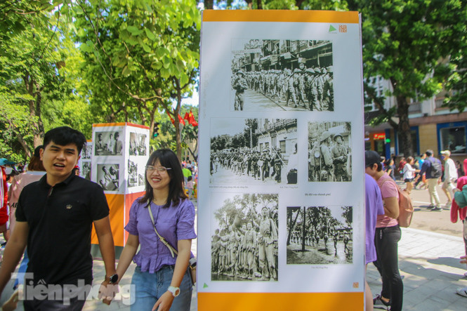 Ngắm nhìn 'Hà Nội xưa' bên hồ Hoàn Kiếm ảnh 15