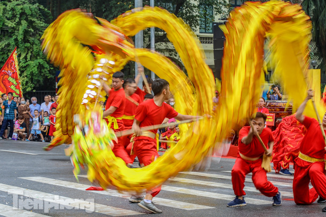 Chiêm ngưỡng 'rồng bay' trên phố đi bộ hồ Hoàn Kiếm ảnh 5
