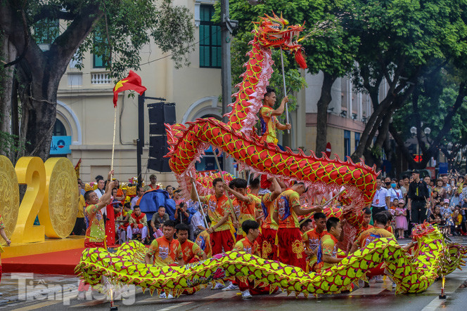 Chiêm ngưỡng 'rồng bay' trên phố đi bộ hồ Hoàn Kiếm ảnh 3