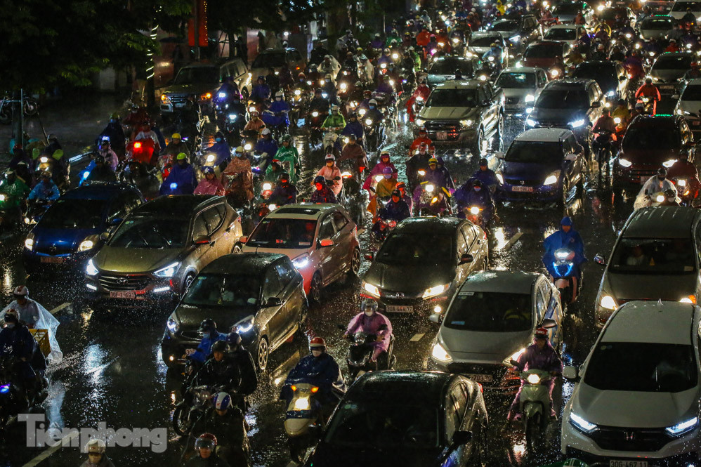 Người dân Thủ đô 'vật vã' về nhà trong cơn mưa tầm tã ảnh 6