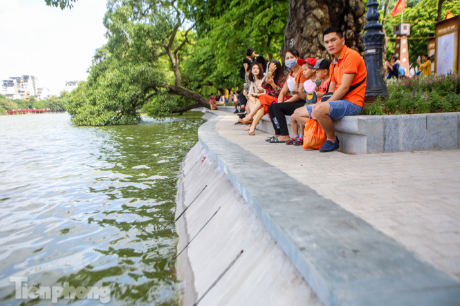 Thưởng lãm hồ Hoàn Kiếm diện mạo mới trong tiết trời thu Hà Nội ảnh 15