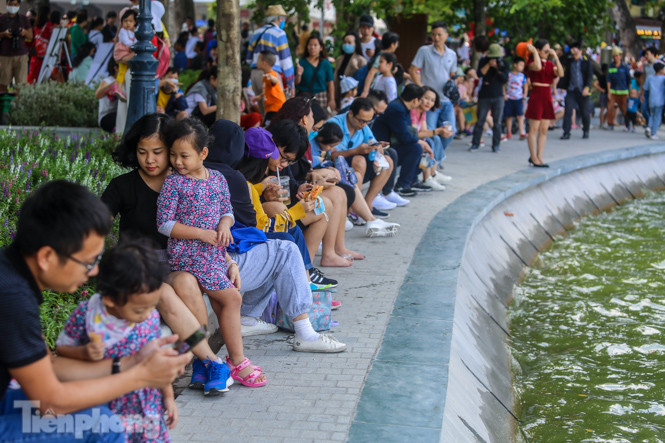 Thưởng lãm hồ Hoàn Kiếm diện mạo mới trong tiết trời thu Hà Nội ảnh 8