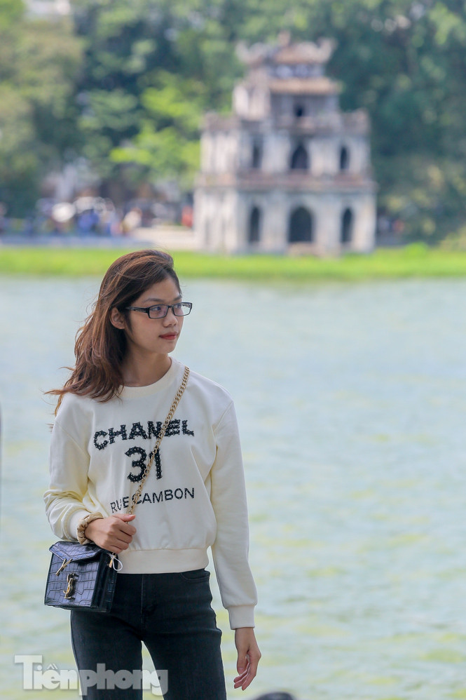 Thưởng lãm hồ Hoàn Kiếm diện mạo mới trong tiết trời thu Hà Nội ảnh 12