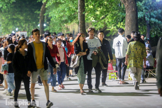 Thưởng lãm hồ Hoàn Kiếm diện mạo mới trong tiết trời thu Hà Nội ảnh 19