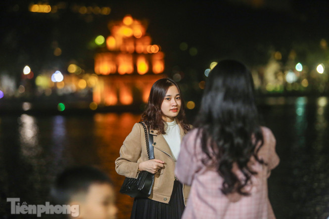 Thưởng lãm hồ Hoàn Kiếm diện mạo mới trong tiết trời thu Hà Nội ảnh 22