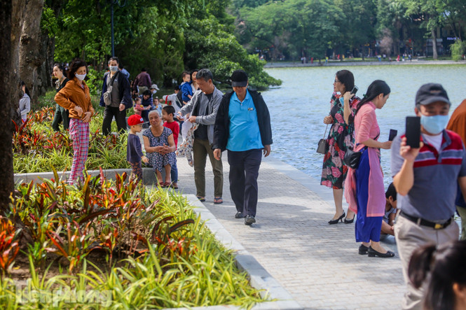 Thưởng lãm hồ Hoàn Kiếm diện mạo mới trong tiết trời thu Hà Nội ảnh 5