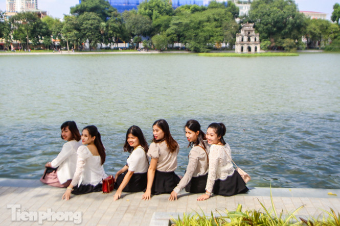 Thưởng lãm hồ Hoàn Kiếm diện mạo mới trong tiết trời thu Hà Nội ảnh 16