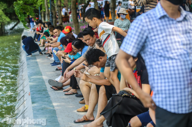 Thưởng lãm hồ Hoàn Kiếm diện mạo mới trong tiết trời thu Hà Nội ảnh 7