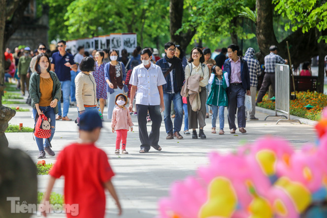 Thưởng lãm hồ Hoàn Kiếm diện mạo mới trong tiết trời thu Hà Nội ảnh 4