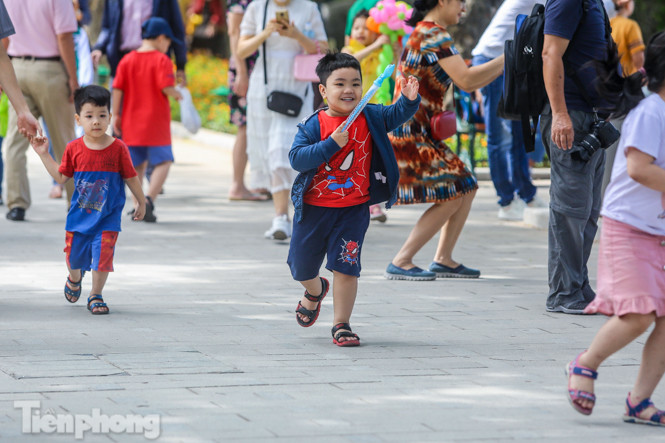 Thưởng lãm hồ Hoàn Kiếm diện mạo mới trong tiết trời thu Hà Nội ảnh 6