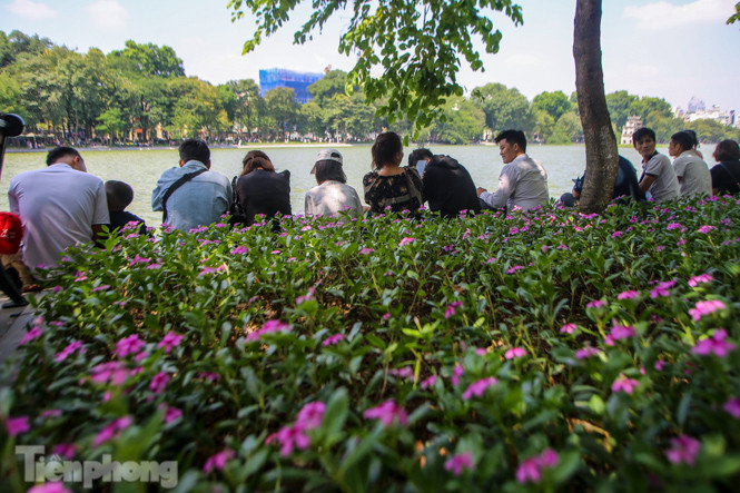 Thưởng lãm hồ Hoàn Kiếm diện mạo mới trong tiết trời thu Hà Nội ảnh 9