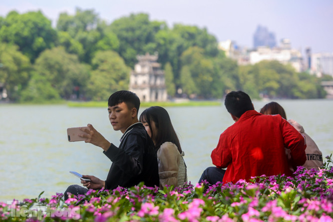 Thưởng lãm hồ Hoàn Kiếm diện mạo mới trong tiết trời thu Hà Nội ảnh 11