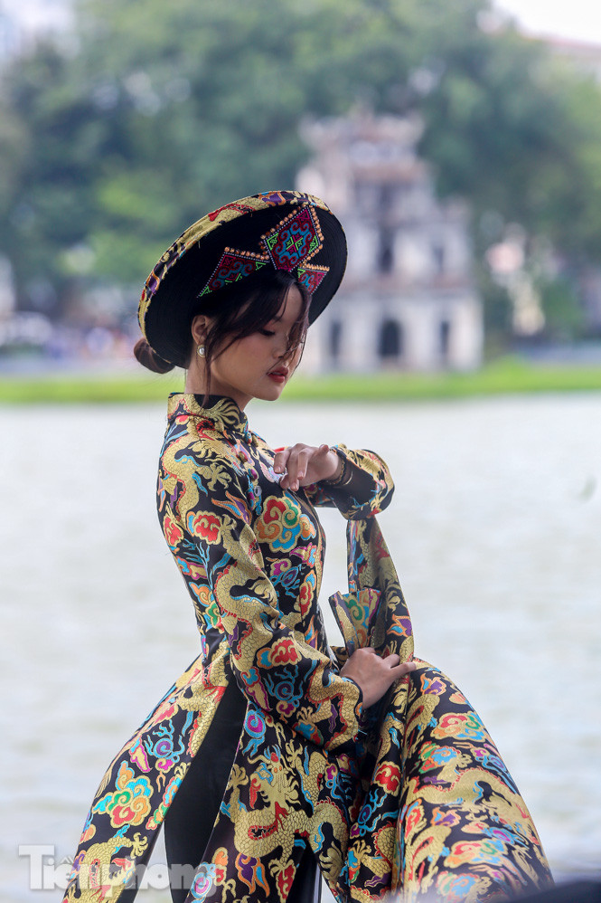 Thưởng lãm hồ Hoàn Kiếm diện mạo mới trong tiết trời thu Hà Nội ảnh 13