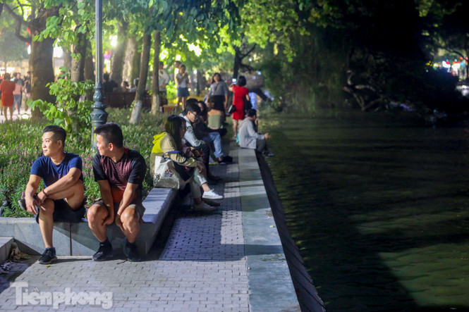 Thưởng lãm hồ Hoàn Kiếm diện mạo mới trong tiết trời thu Hà Nội ảnh 20
