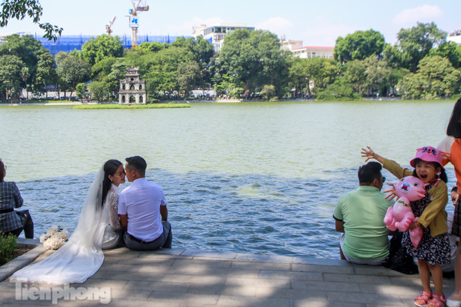 Thưởng lãm hồ Hoàn Kiếm diện mạo mới trong tiết trời thu Hà Nội ảnh 14