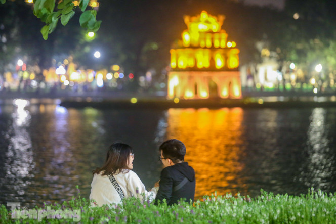 Thưởng lãm hồ Hoàn Kiếm diện mạo mới trong tiết trời thu Hà Nội ảnh 21