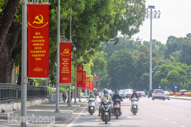 Phố phường rợp cờ hoa chào mừng 1010 năm Thăng Long - Hà Nội ảnh 5