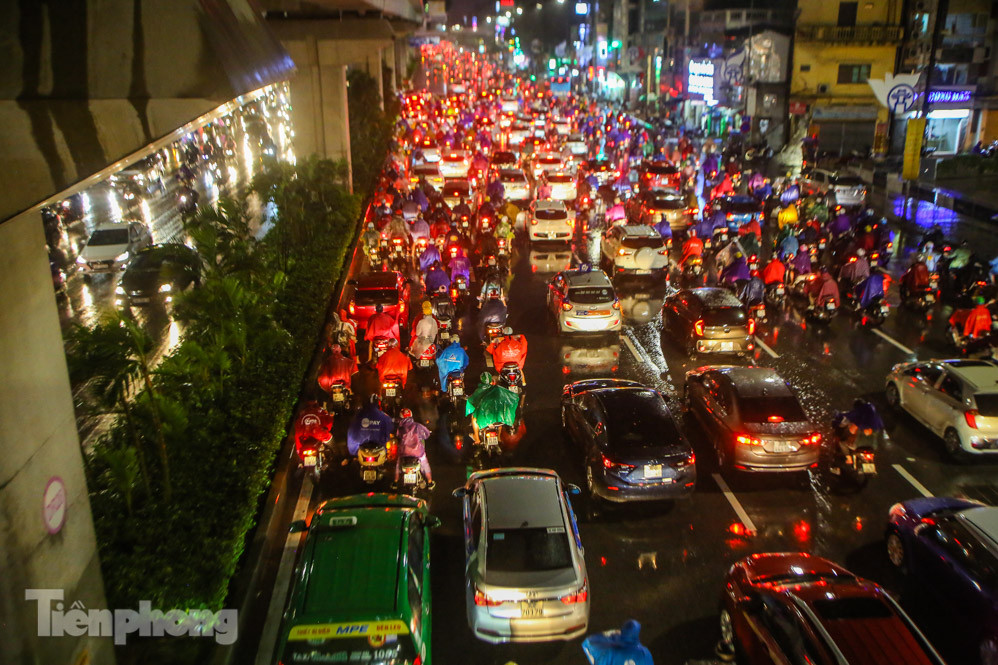 Người dân Thủ đô 'vật vã' về nhà trong cơn mưa tầm tã ảnh 8