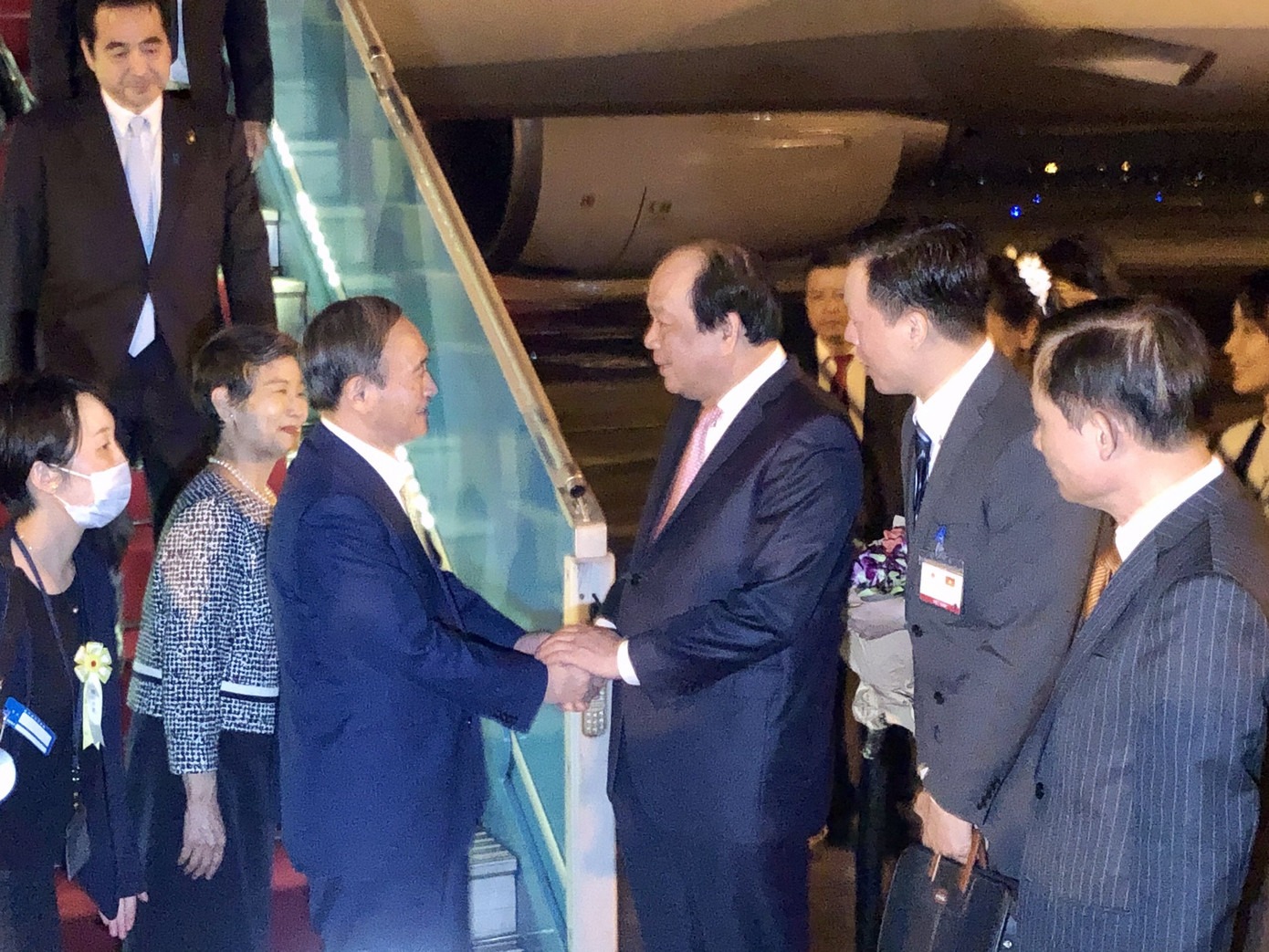 Thủ tướng Nhật Bản và Phu nhân đáp xuống sân bay Nội Bài, bắt đầu thăm Việt Nam ảnh 1