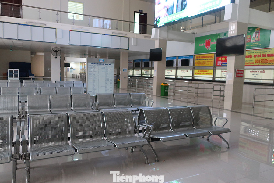 Bến xe Hà Nội vắng tanh ngày đầu áp lệnh hạn chế xe khách chống dịch COVID-19 ảnh 1