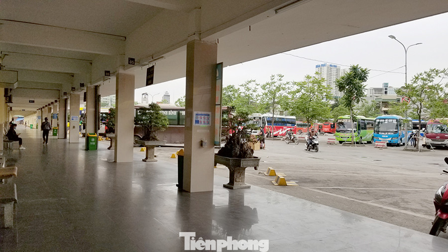Bến xe Hà Nội vắng tanh ngày đầu áp lệnh hạn chế xe khách chống dịch COVID-19 ảnh 4