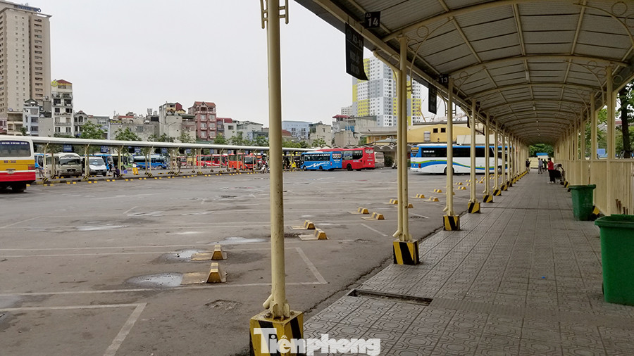 Bến xe Hà Nội vắng tanh ngày đầu áp lệnh hạn chế xe khách chống dịch COVID-19 ảnh 6