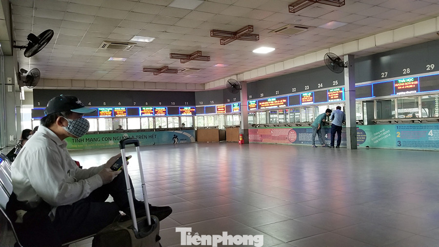 Bến xe Hà Nội vắng tanh ngày đầu áp lệnh hạn chế xe khách chống dịch COVID-19 ảnh 9