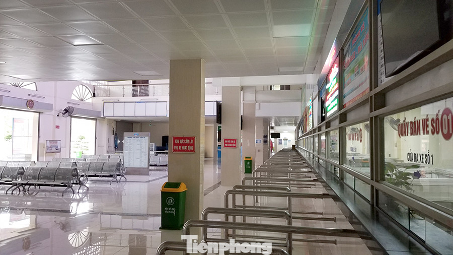Bến xe Hà Nội vắng tanh ngày đầu áp lệnh hạn chế xe khách chống dịch COVID-19 ảnh 2