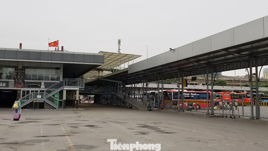 Bến xe Hà Nội vắng tanh ngày đầu áp lệnh hạn chế xe khách chống dịch COVID-19 ảnh 7