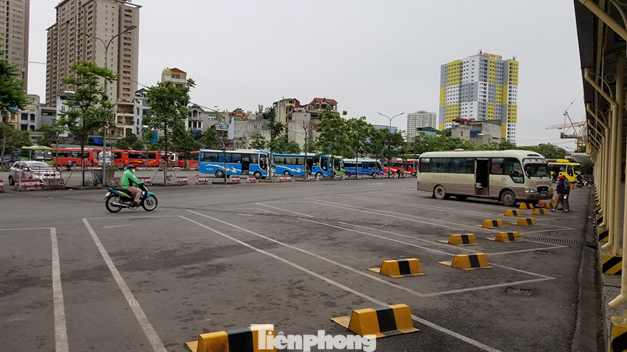 Bến xe Hà Nội vắng tanh ngày đầu áp lệnh hạn chế xe khách chống dịch COVID-19 ảnh 5