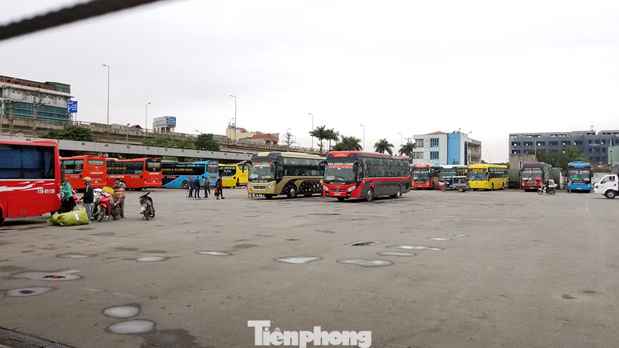 Bến xe Hà Nội vắng tanh ngày đầu áp lệnh hạn chế xe khách chống dịch COVID-19 ảnh 10