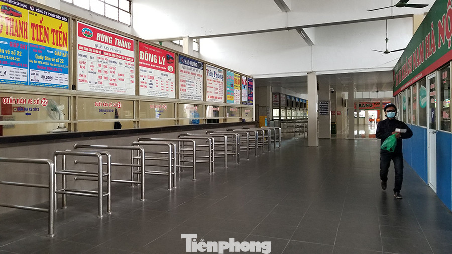 Bến xe Hà Nội vắng tanh ngày đầu áp lệnh hạn chế xe khách chống dịch COVID-19 ảnh 3